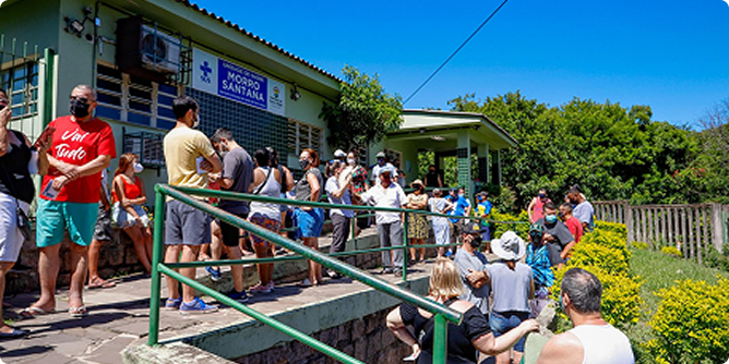 Desenho esquemático apresenta, à esquerda, elementos de registro de atendimento clínico: telemedicina, teleconsultoria, telediagnóstico, segunda opinião formativa e teleducação, ligados por uma seta ao logotipo da Rede Nacional de Dados em Saúde, que por fim, se conecta a uma tela de computador, que mostra a interface da plataforma SUS Digital Profissional com o prontuário eletrônico de um paciente.